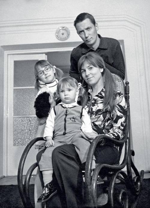 Adrianna Godlewska, Wojciech Młynarski z córkami Agatą i Pauliną, fot. facebook.com/Zofia Nasierowska - In memoriam