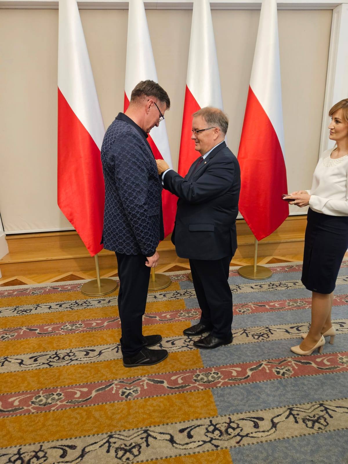 Moment dekorowania artysty, fot. FB