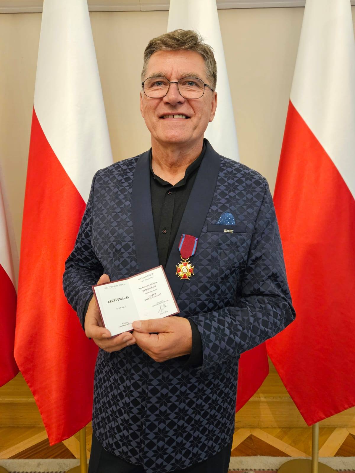 Sławomir Świerzyński ze  Złotym Krzyżem Zasług
