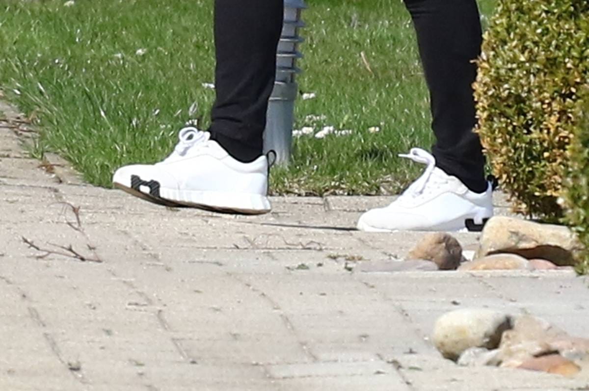 Katarzyna Niezgoda w sneakersach firmy Hermes za ponad 5 tysięcy złotych. Zobacz następne zdjęcie, fot. BlaskOnline.pl / Exclusive