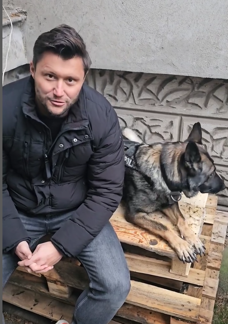 Taki facet musi lubić zwierzęta