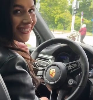 Roxie za kierownicą porsche