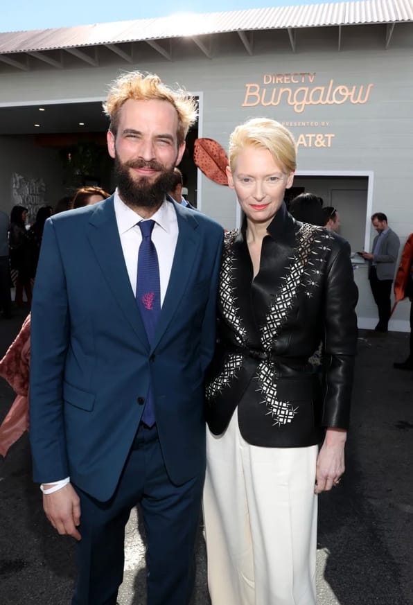 Tilda Swinton (64 l.) i Sandro Kopp (47 l.) 17 lat różnicy, fot. popsugar.com/screenshot