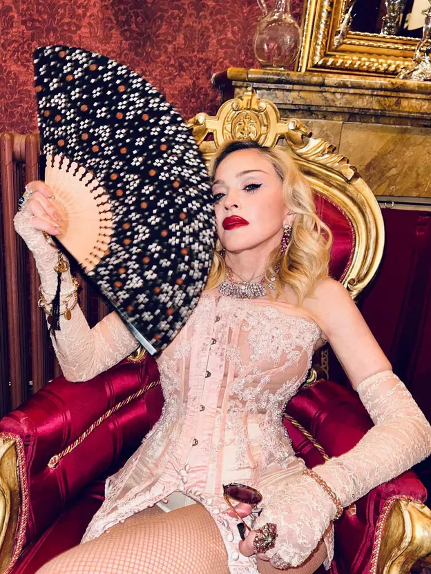 67. urodziny i zero hamulców! Madonna i jej 29-letni partner w romantycznej Toskanii