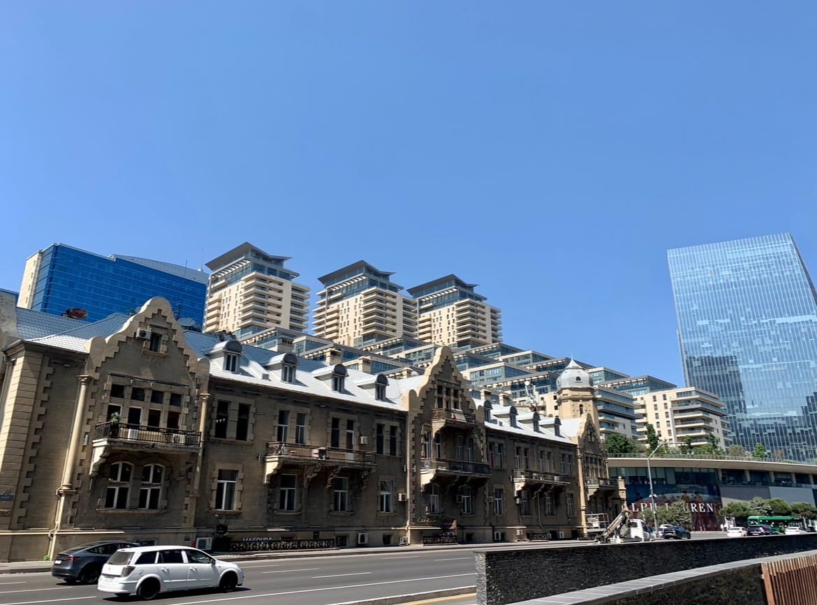 Kontrastowa zabudowa Baku