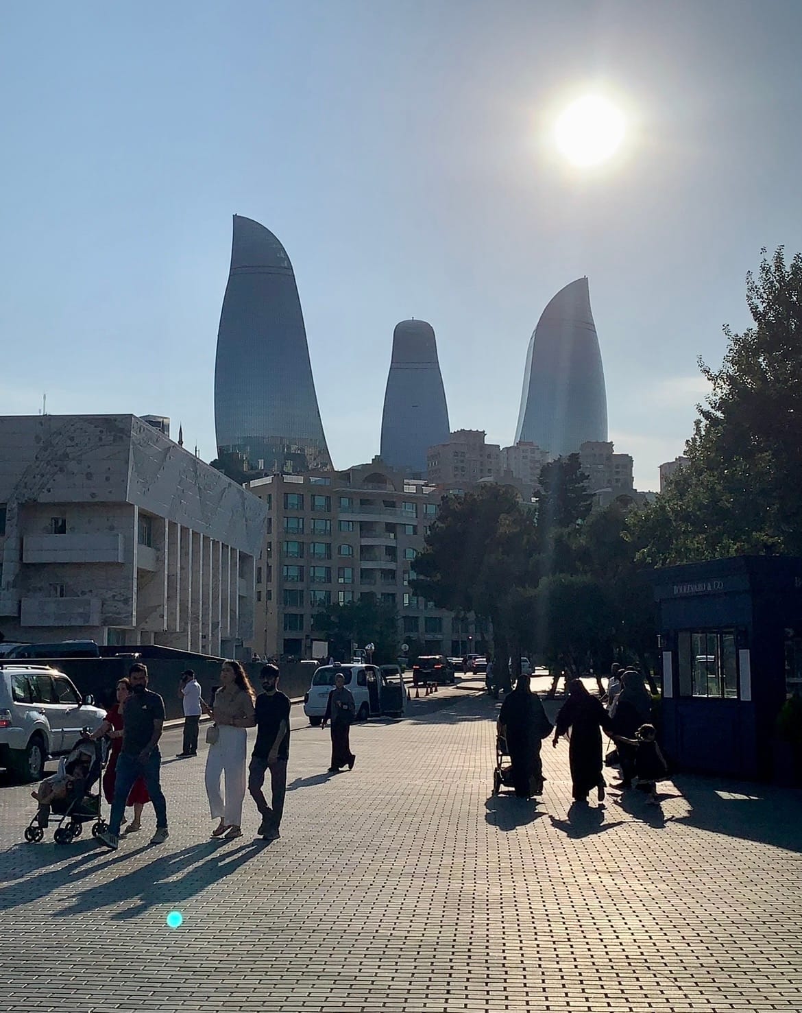 Kontrastowa zabudowa Baku