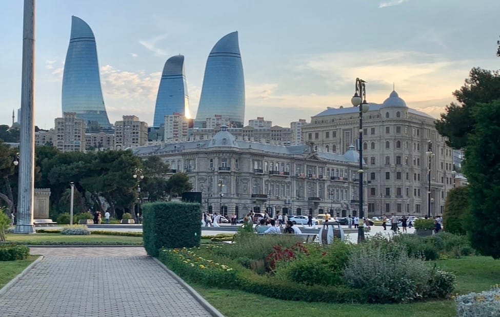 fot. Kontrastowa zabudowa Baku