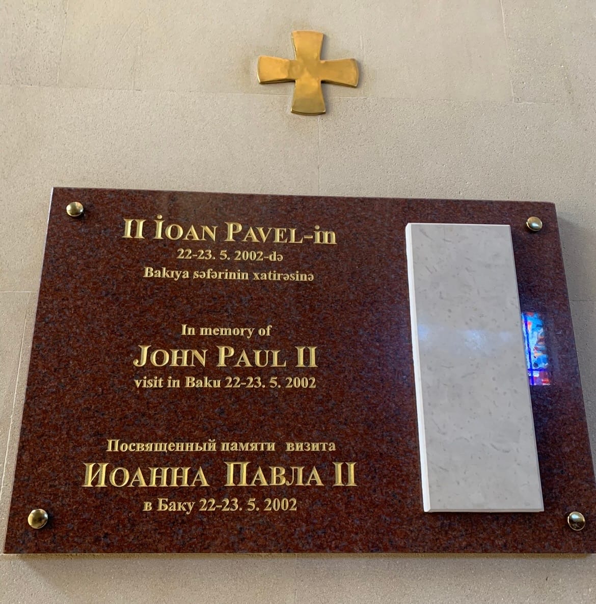 Tablica w jedynym katolickim kościele w stolicy Azerbejdżanu