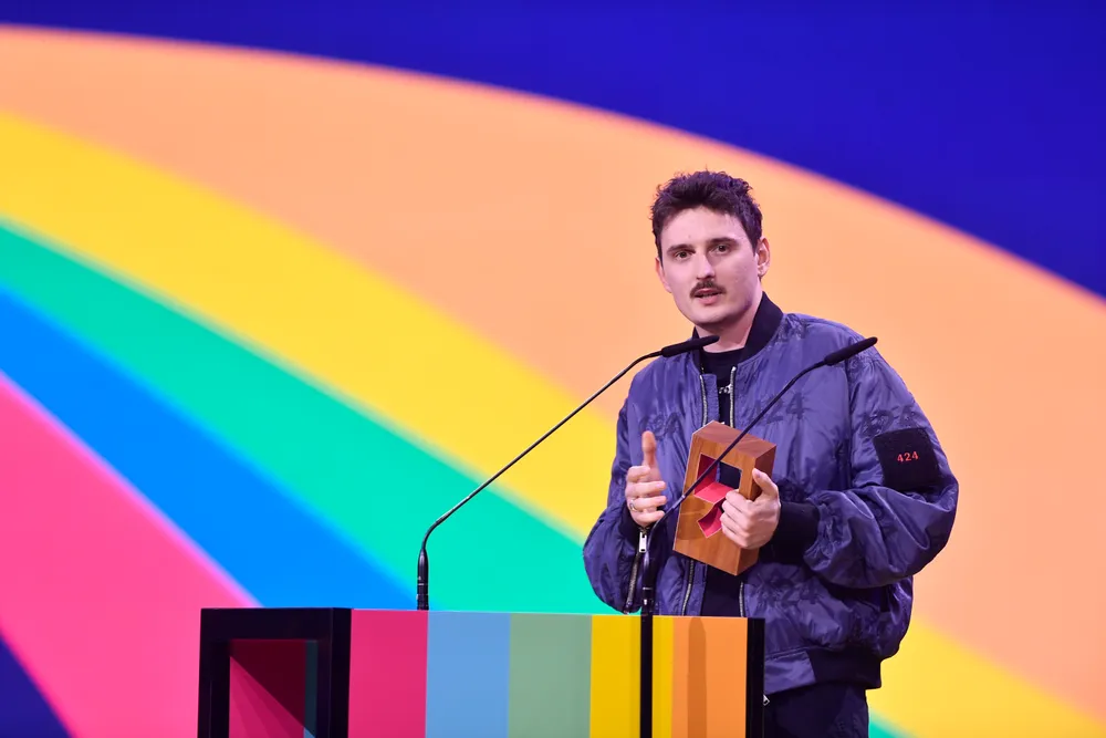 Podsiadło zadziwia kolejny raz. Piosenkarz rozpoczął studia w Pradze. I to reżyserię!