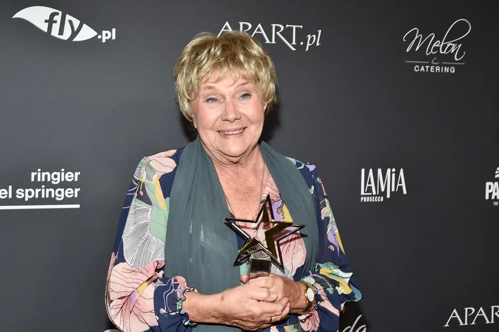 Teresa Lipowska ma niską emeryturę, pracuje, oszczędza i nie narzeka. Jak żyje serialowa Barbara Mostowiak?