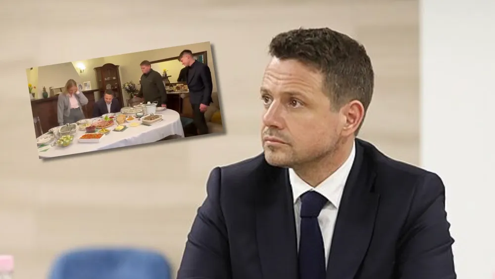 Wszyscy stoją, Rafał siedzi. To WIDEO z Trzaskowskim stało się viralem w sieci!