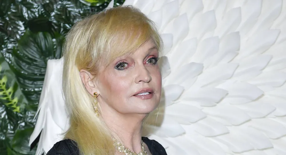 Adrianna Biedrzyńska mieszka w luksusach! Żyrandol z   kryształów w łazience to dopiero początek