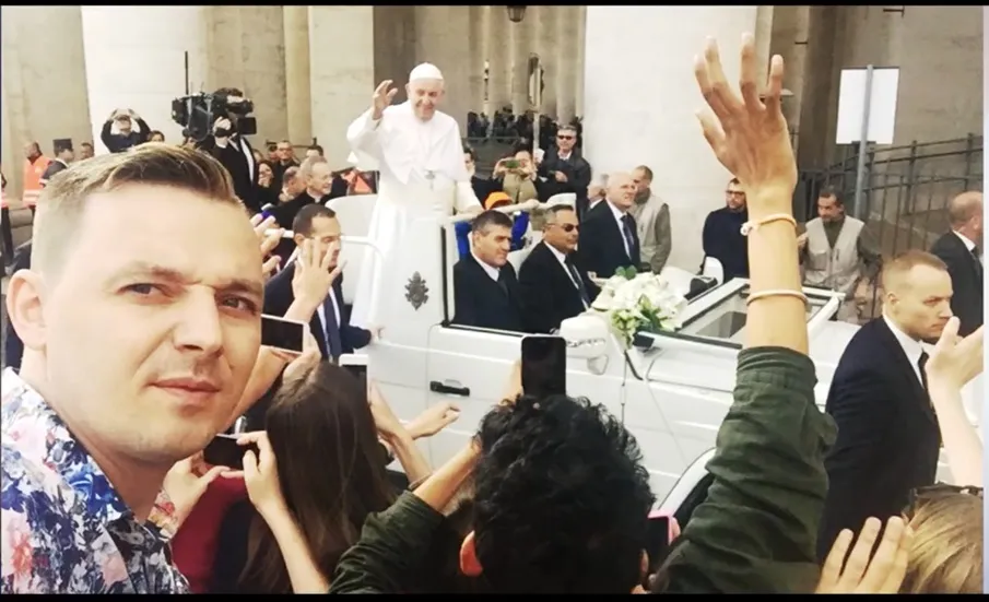 Gwiazdor disco polo śpiewał "Barkę" papieżowi Franciszkowi