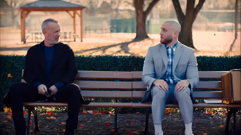 Tom Hanks w teledysku swojego syna. Odtworzyli sceny z filmu Forrest Gump