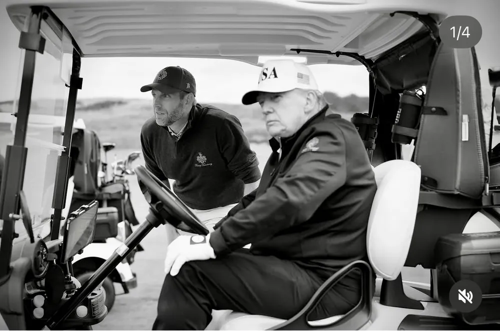 Prezydent USA otwiera nowe pole golfowe… złotymi nożyczkami i w towarzystwie dudziarzy