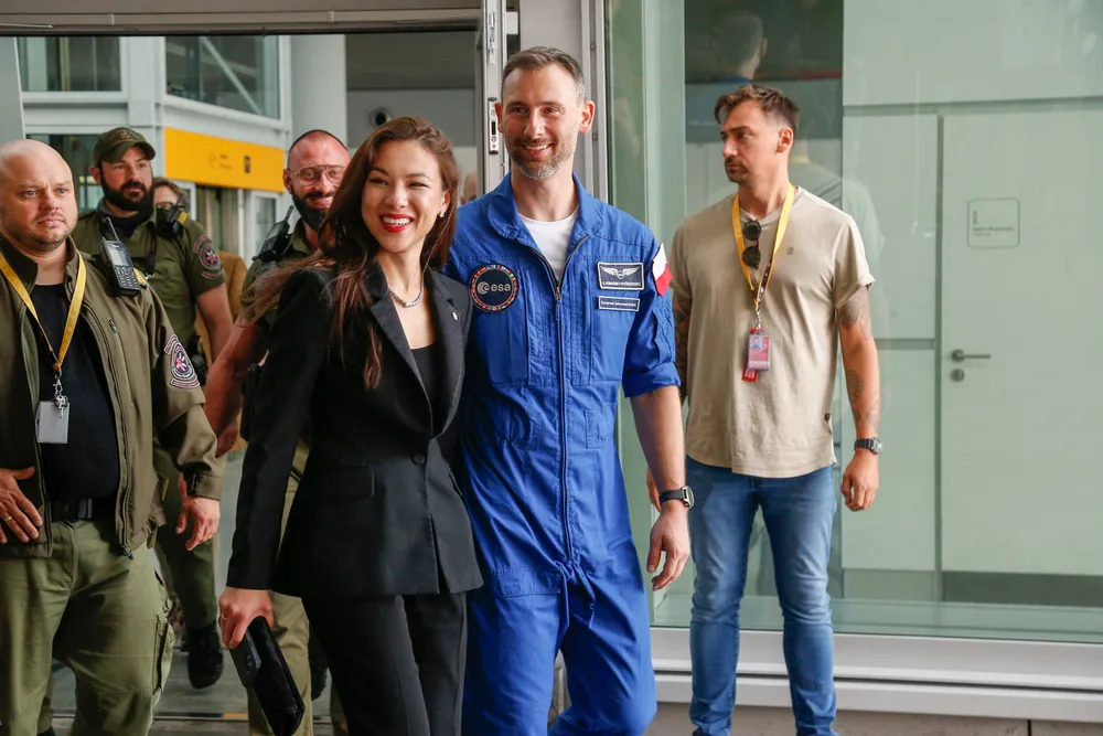 Posłanka KO ponownie przykuwa uwagę na konferencji męża-astronauty. Sami zobaczcie...