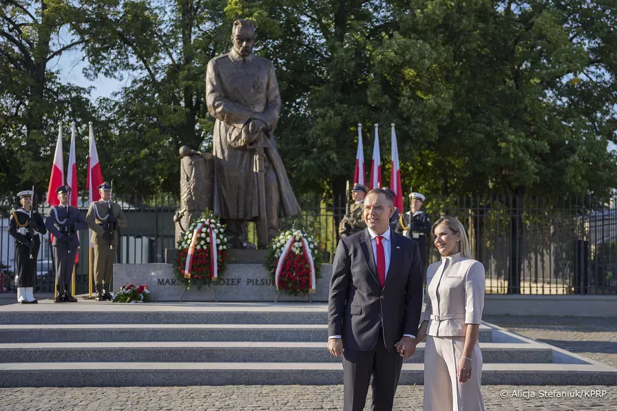 Święto Wojska Polskiego: Pierwsza Dama zachwyca prostotą. Miły gest prezydenta w kierunku wyborców [ZDJĘCIA]