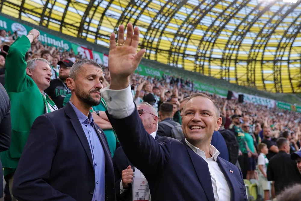 Prezydent Nawrocki na meczu Lechii. Zaskakująca reakcja kibiców! Żaden polityk nie był tak witany [WIDEO]