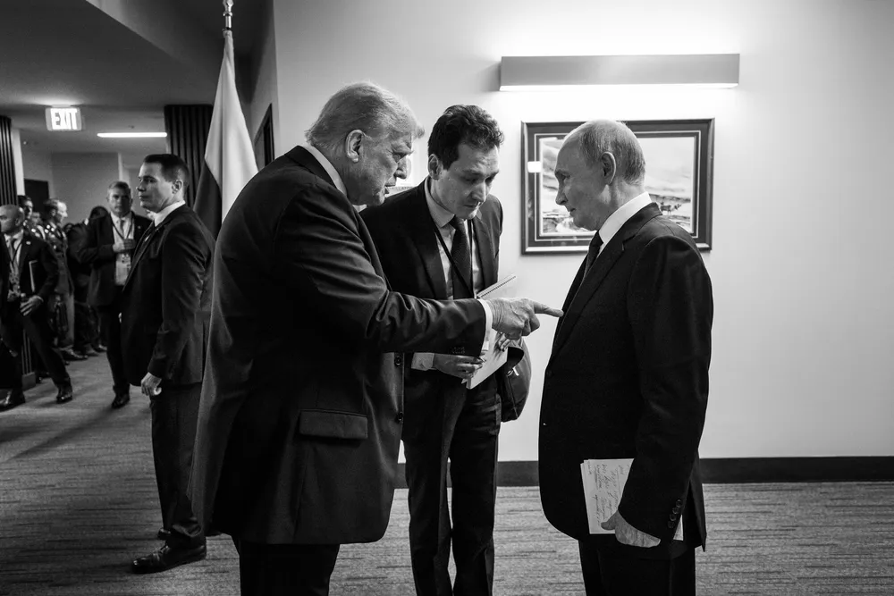 Prezent dla POO-tihna i trzydaniowy lunch. W hotelowej drukarce znaleziono tajemnicze dokumenty