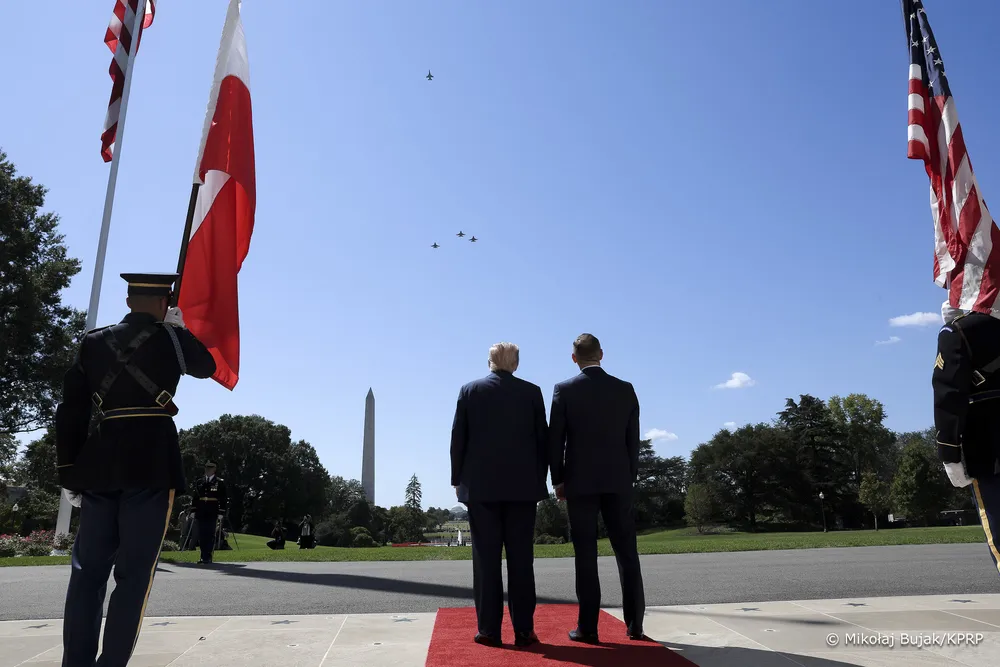 Wzruszajacy moment na początku spotkania Trump-Nawrocki. Upamiętnienie zmarłego pilota