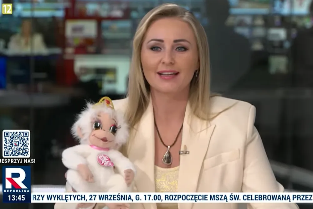 Maskotka od widzów w Telewizji Republika. Ci prowadzący mają szczęście...!