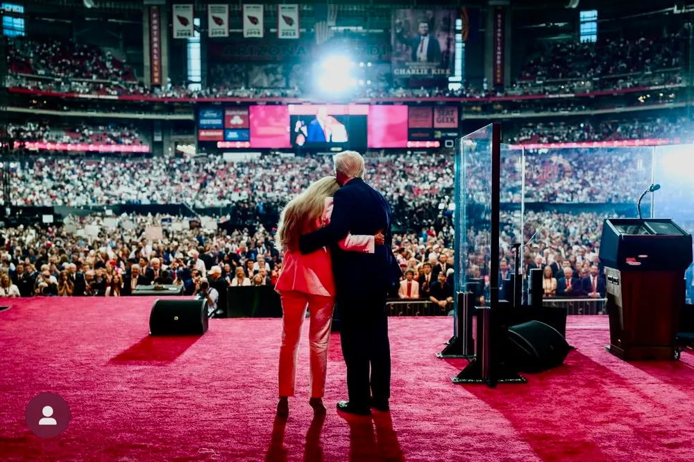 Tysiące Amerykanów pożegnało Charliego Kirka. Co powiedziała żona zamordowanego konserwatywnego działacza?