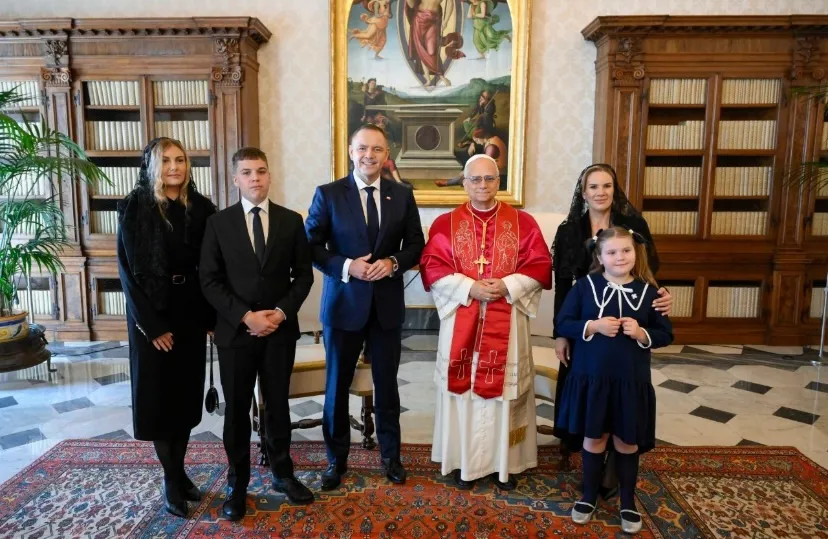 Tajemnicza blondynka u boku prezydenta Nawrockiego. Kim jest kobieta, która towarzyszyła mu w Watykanie?