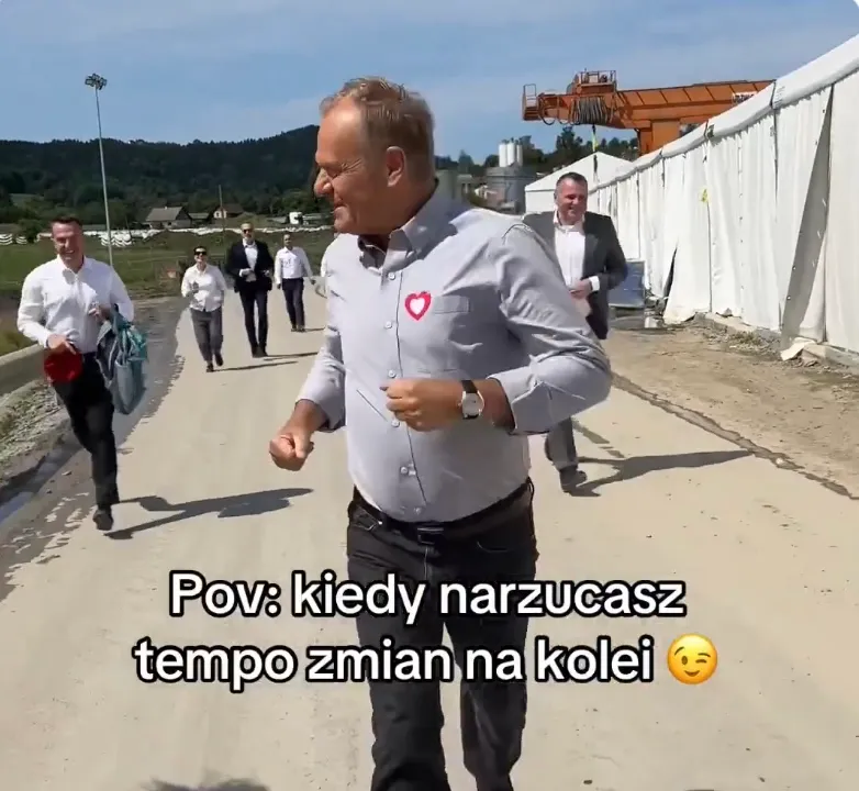 Szłapka z plecakiem za premierem. Internauci: "Czy to plecak ewakuacyjny Tuska?"