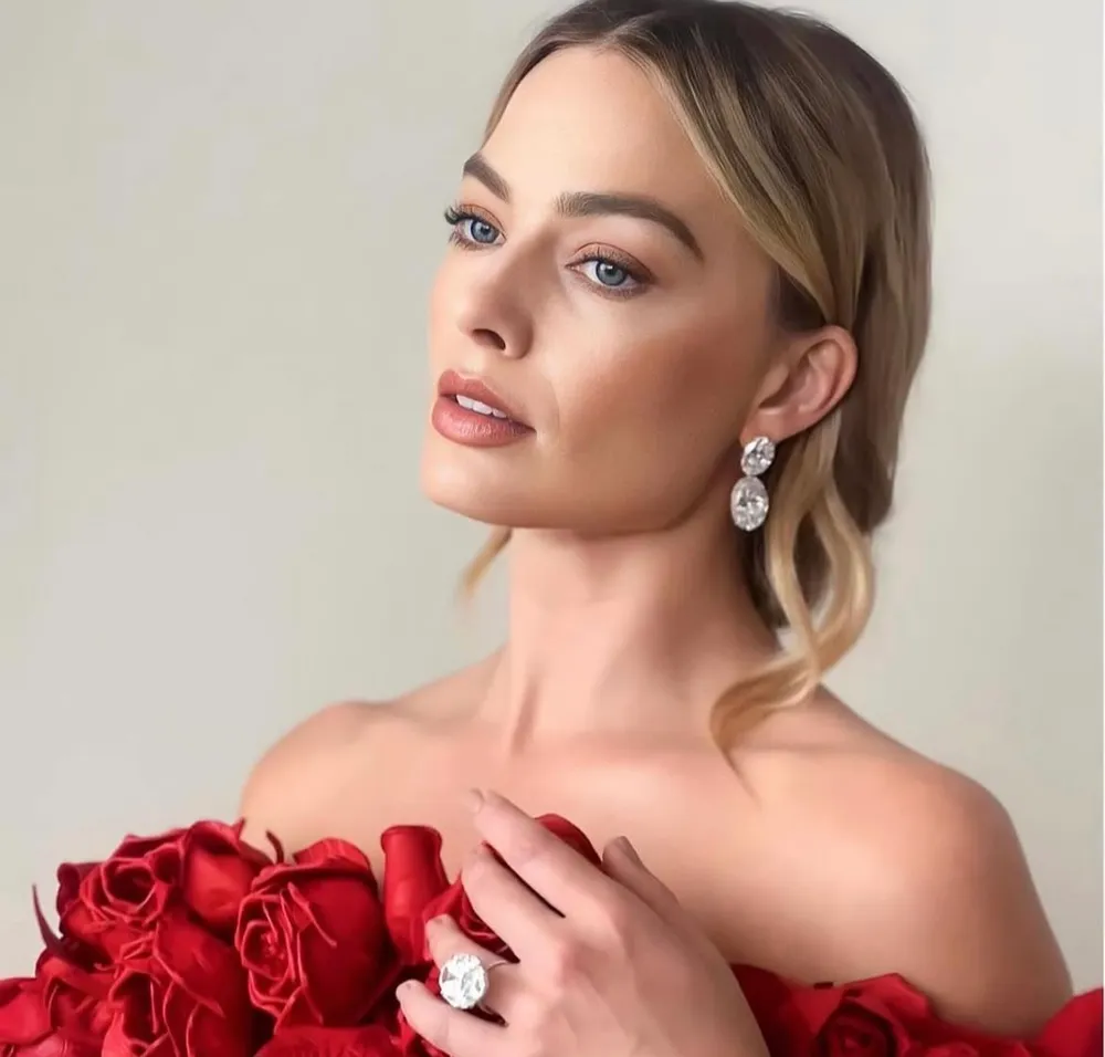 Margot Robbie pokazała się w sukience od polskiej projektantki. Cena lekko szokuje