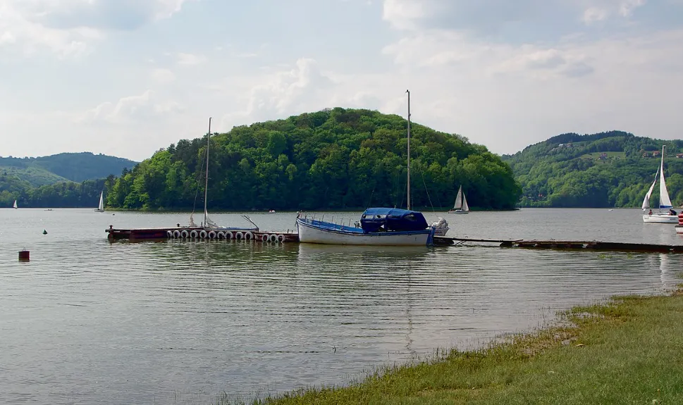 Jezioro Rożnowskie – historia, natura i legenda zatopionych wsi