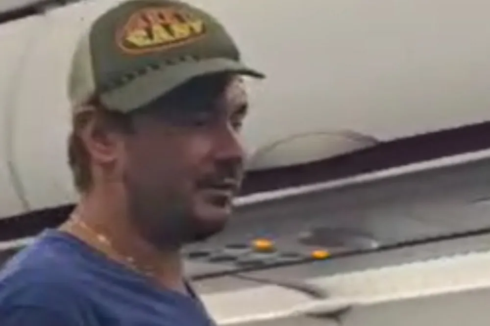 Daniel Martyniuk wyrzucony z samolotu! Pilot musiał awaryjnie lądować