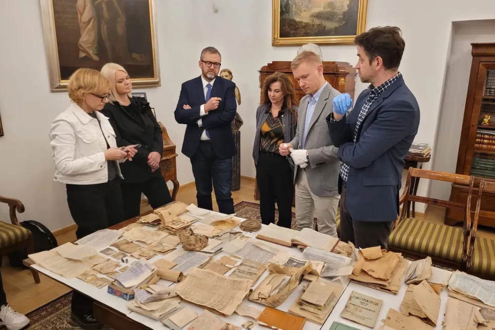 Skrytka pod podłogą na Saskiej Kępie. Sensacyjne odkrycie odsłania życie Warszawy sprzed Powstania [ZDJĘCIA]