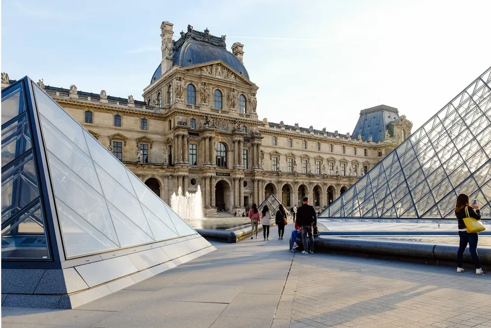 Podnośnik, włamanie przez balkon, rozbite gabloty w Galerii Apolla... Kto jest sprawcą zuchwałej kradzieży klejnotów?!