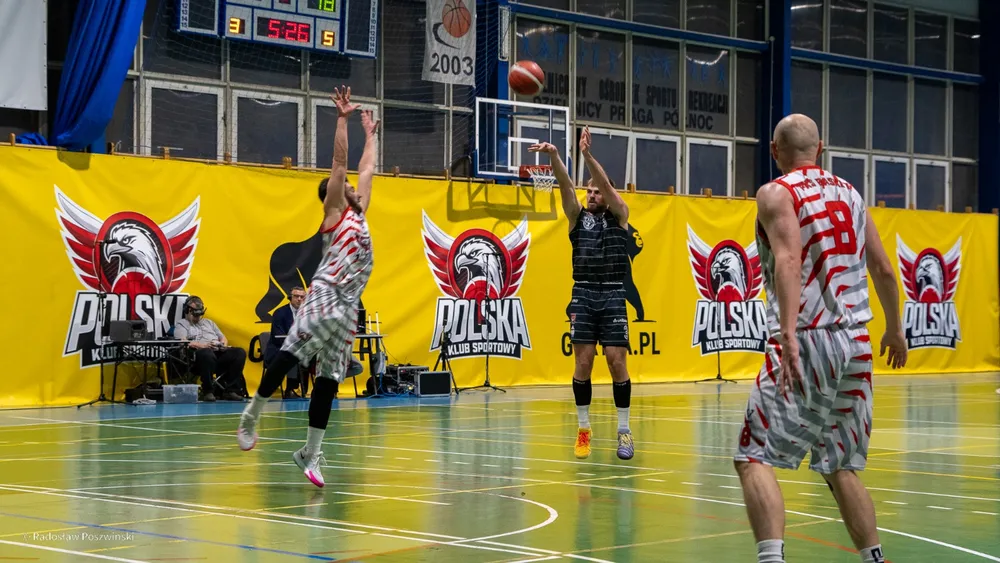 TV Republika wchodzi w transmisje sportowe koszykówki. Na meczu Rachoń, Kłeczek i... goryl