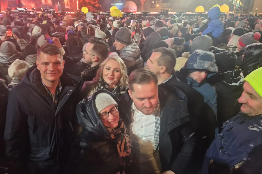 Tak bawi się TV Republika. Dziennikarze też świętują w Chełmie