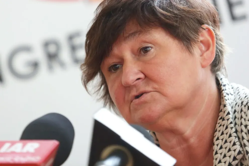 Prof. Środa znów zalicza odlot. Dla niej córka mieszkająca z matką to... homoseksualna rodzina!