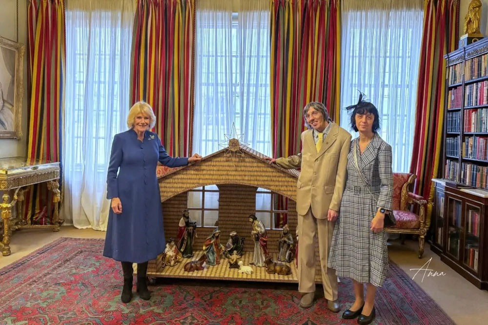 Pałac Buckingham rozświetlony polską szopką z zapałek. Królowa Kamila zachwycona prezentem od niepełnosprawnego artysty