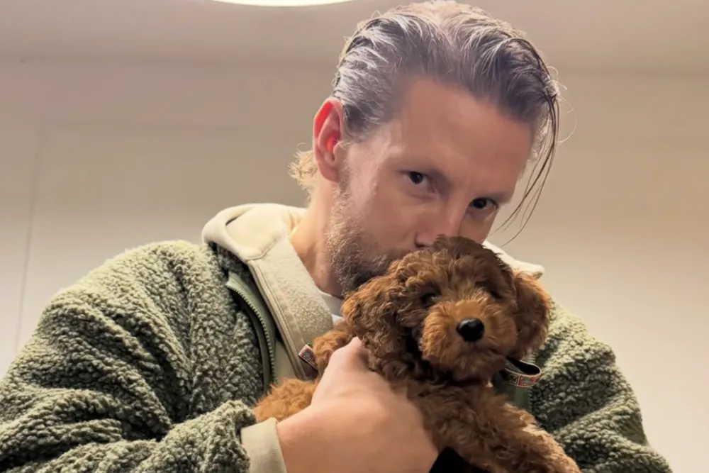Sebastian Fabijański ma nowego towarzysza życia. Już zwiedza z nim plany filmowe i backstage koncertów