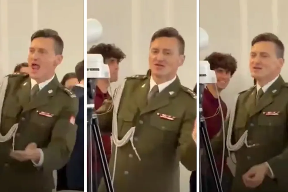 Hit w Sejmie! Dyrygent-żołnierz skradł całe show podczas spotkania opłatkowego [WIDEO]