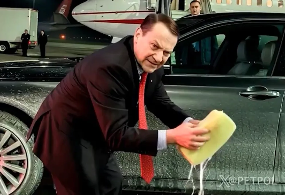 Limuzyna prezydenta Nawrockiego z lotniska w Rydze jednak została umyta… przez ministra Sikorskiego (WIDEO)