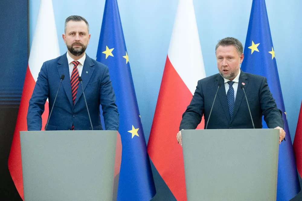Zamiast do plecaka, trafiły do pieca. Szokujące nagrania z rządowym poradnikiem bezpieczeństwa w roli głównej
