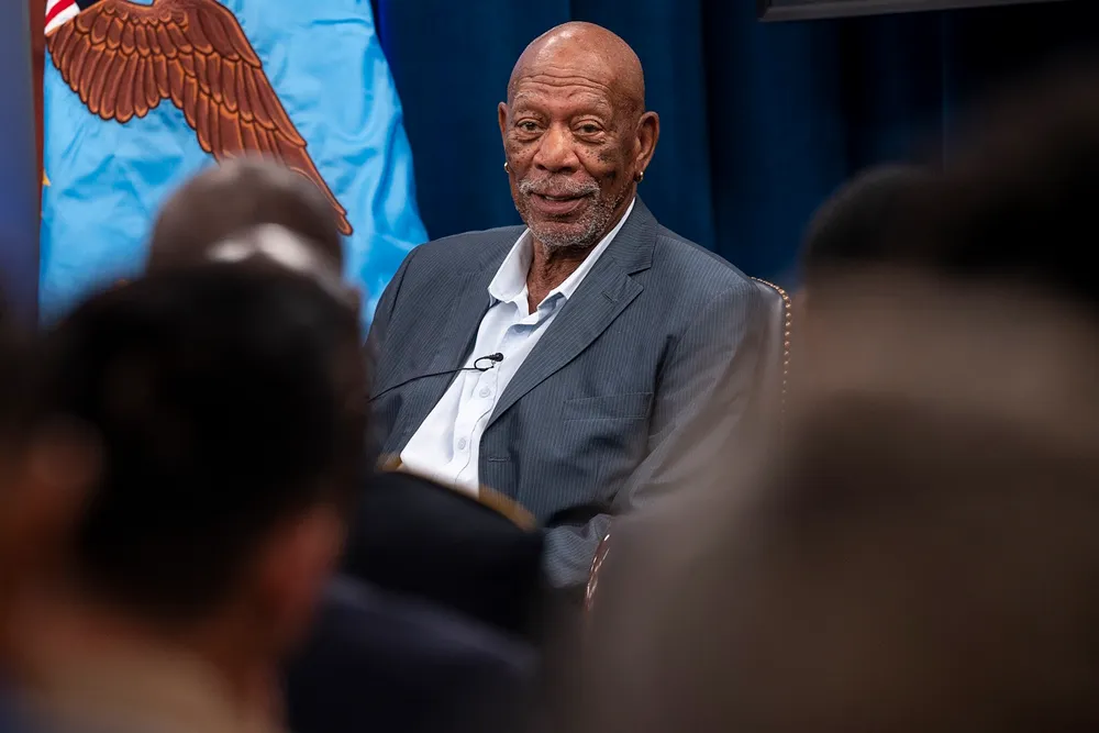Pojawił się w Los Angeles i uruchomił lawinę pytań. Co planuje Morgan Freeman?