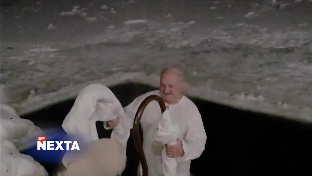 Białoruski dyktator został morsem, ale wytrzymał tylko chwilę. Był źle przygotowany (WIDEO)