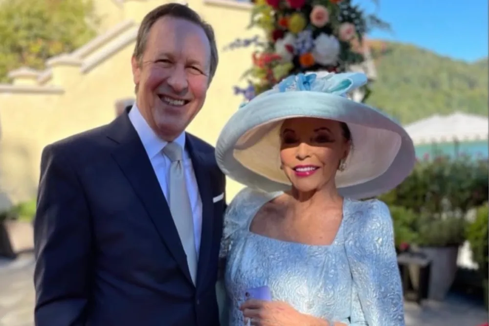 Joan Collins ma 92 lata i wciąż błyszczy. Tak świętuje 24 lata małżeństwa z młodszym o 32 lata mężem [ZDJĘCIA]
