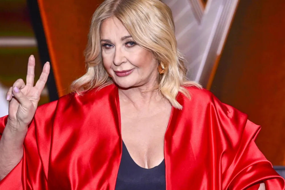 Majka Jeżowska z odważnym dekoltem i w ognistej stylizacji. Tak wystąpiła w finale „The Voice Senior”
