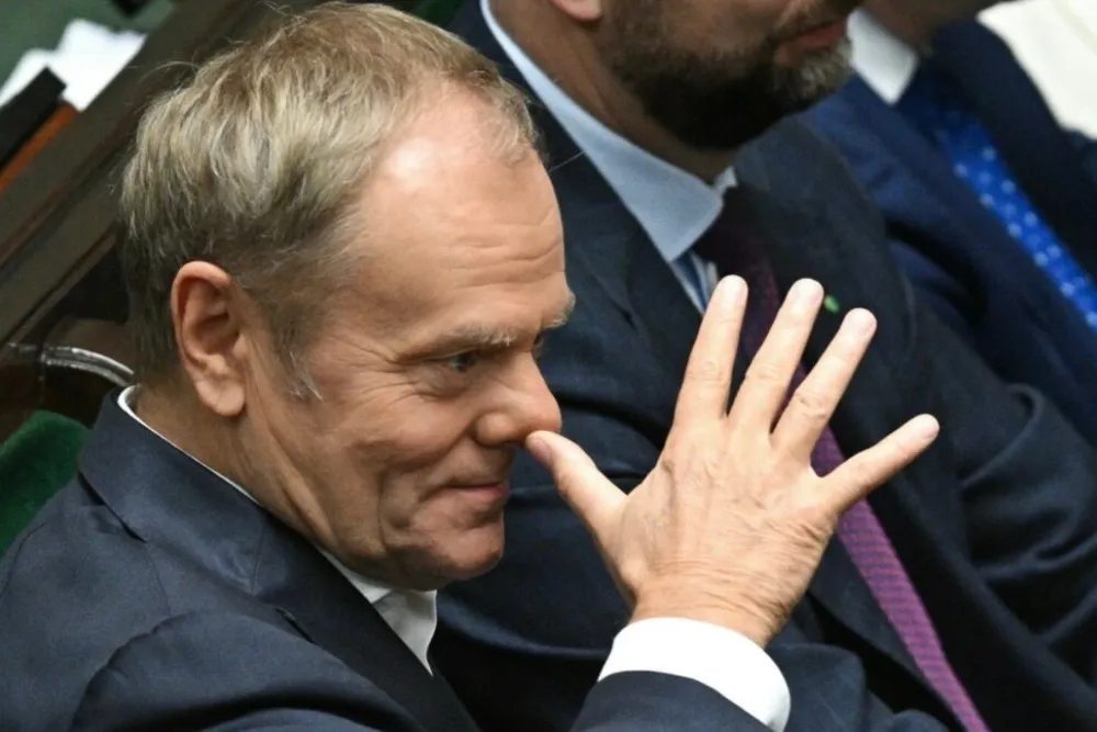 Tusk kluczy w wypowiedzi i sam sobie zaprzecza. Mówi tak, żeby nic nie powiedzieć — a Polacy w Dubaju czekają