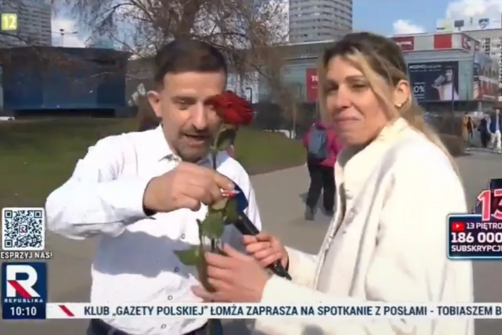 Klepacka zaskoczona na ulicy. Mężczyzna z różą okazał się znaną postacią