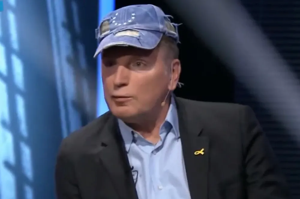 Przyszedł do TVP w sfatygowanej czapce z gwiazdkami UE. Tomasz Lis wywołał burzę swoim wyglądem