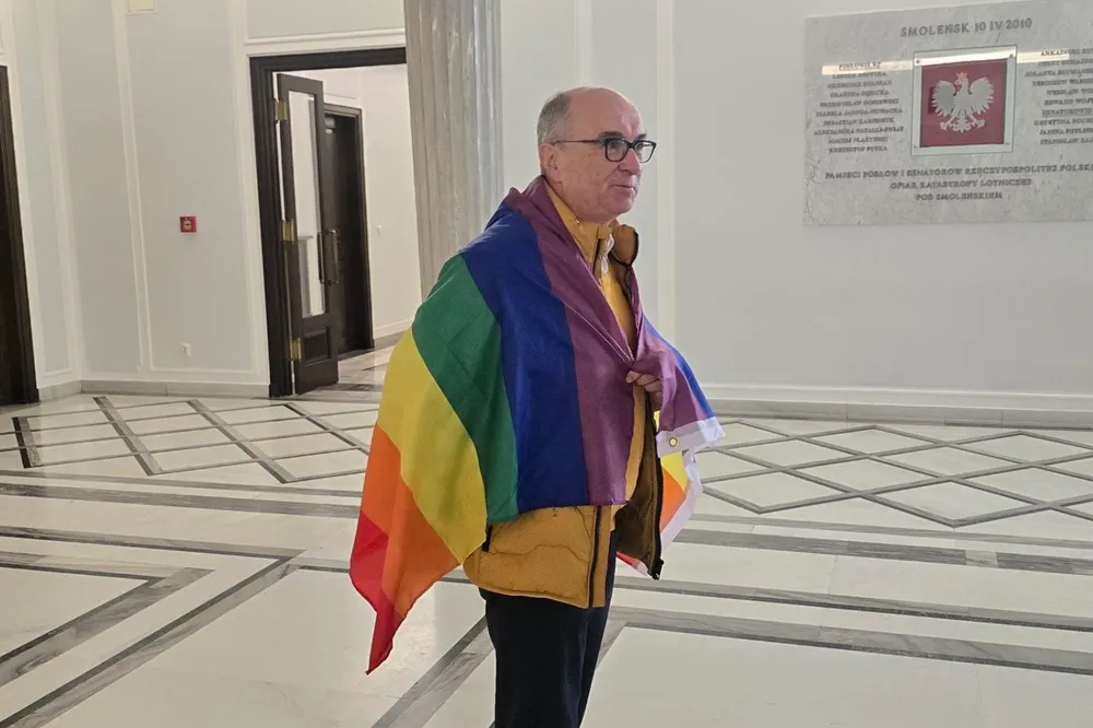 Marszałek Czarzasty pozuje z tęczową flagą w Sejmie. "Włodek, odwrotnie!"