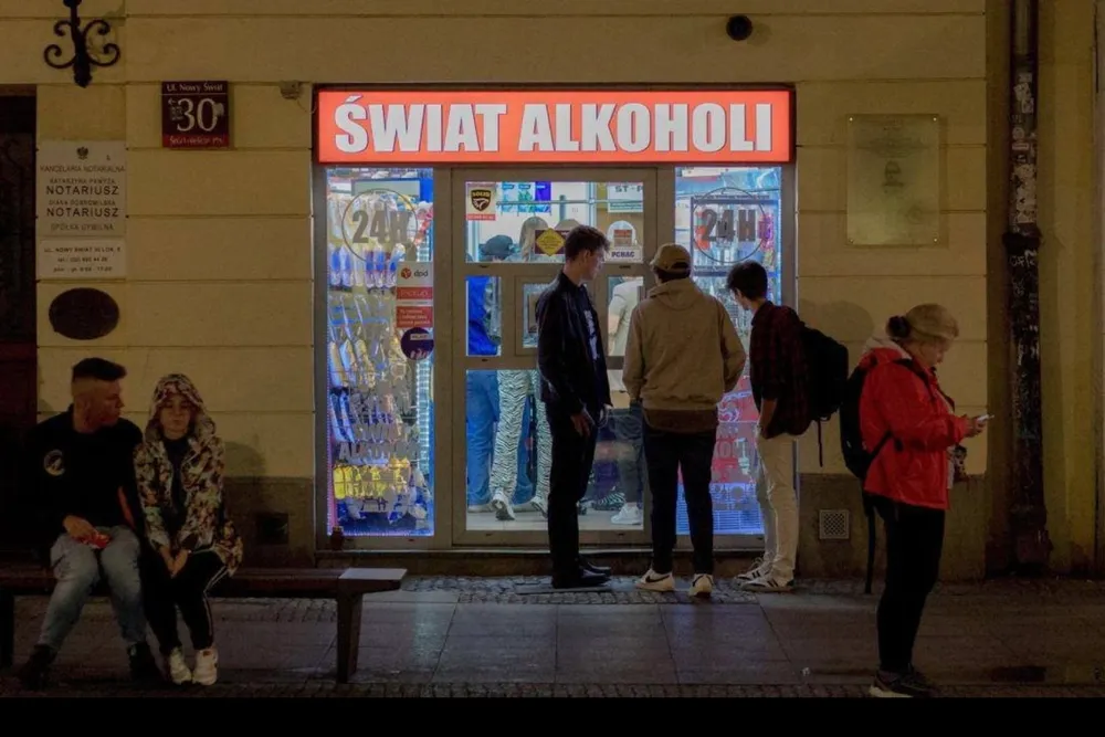 Prohibicja w centrum Warszawy. Sklep "magicznie" zmienia się w lokal gastronomiczny